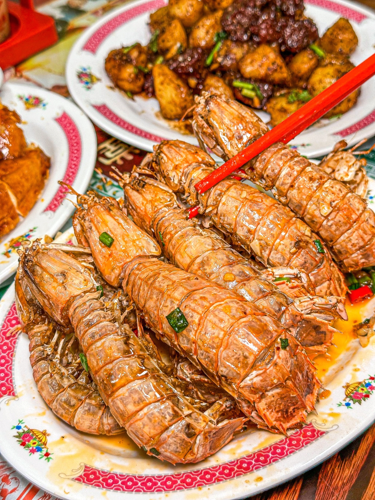 A variety of street delicacies are on offer at Xincun Night Market in Lingshui, Hainan Province. /Photo provided to CGTN