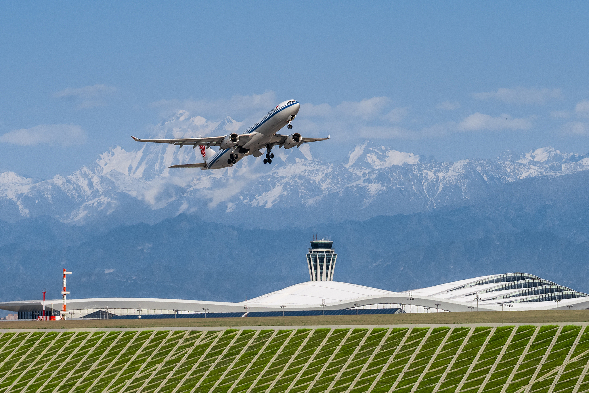 An aircraft takes off from the Urumqi Tianshan International Airport in the Tianshan Mountains, Xinjiang, May 15, 2025. /CFP