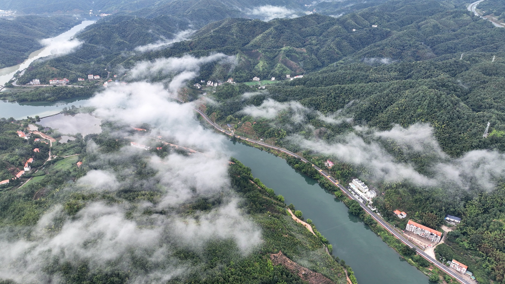 An aerial shot of the Nanhu Tourist Road and scattered villages along the way in Shangyou County, Ganzhou City, Jiangxi Province, China, September 27, 2025. /VCG