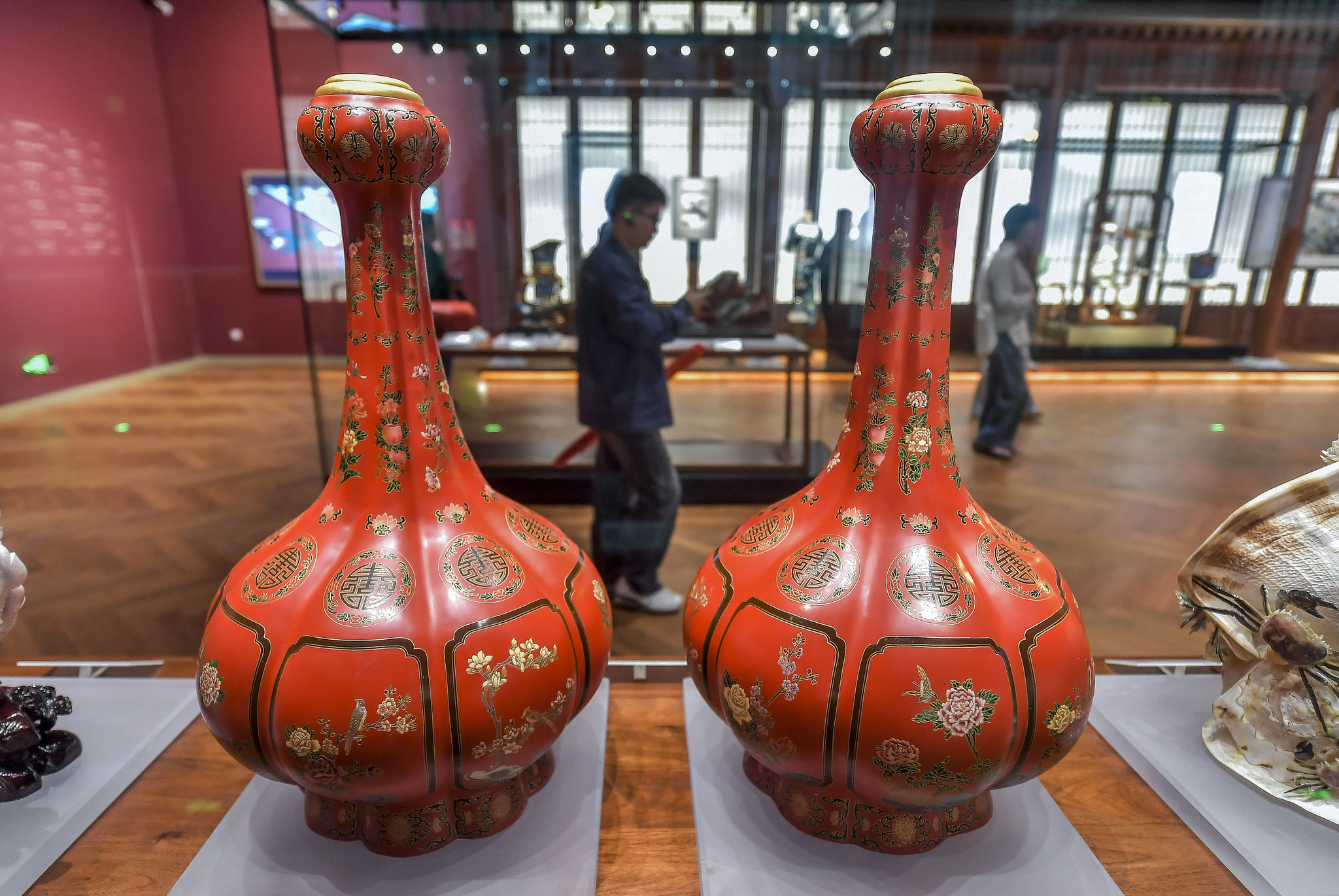 A pair of garlic-shaped red-lacquer vases is displayed at the Xinjiang Intangible Cultural Heritage Museum on September 26, 2025. /VCG