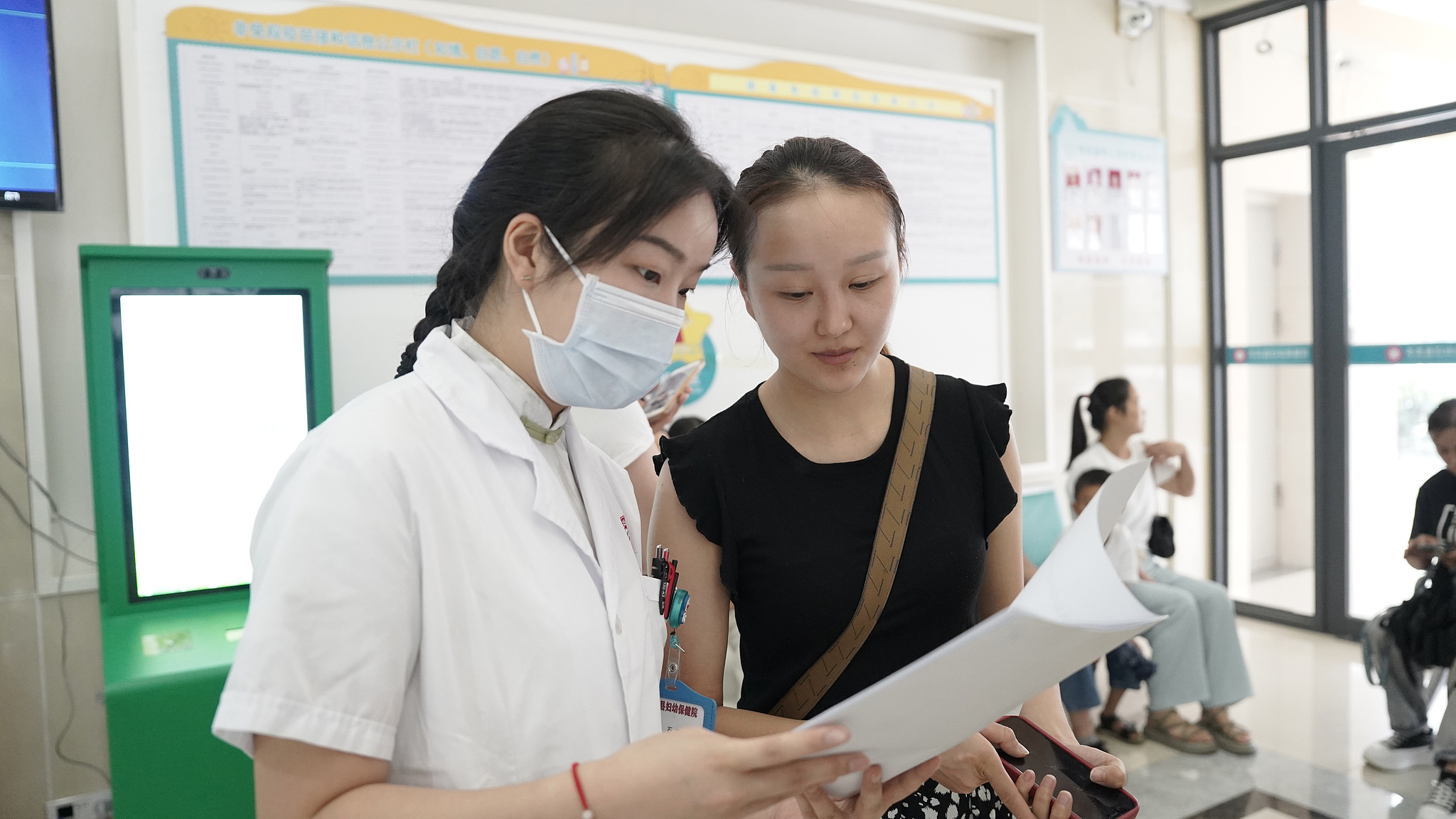 A doctor explains cervical and breast cancer to a woman in the Qiandongnan Miao and Dong Autonomous Prefecture in Guizhou Province, China, July 18, 2023. /CFP