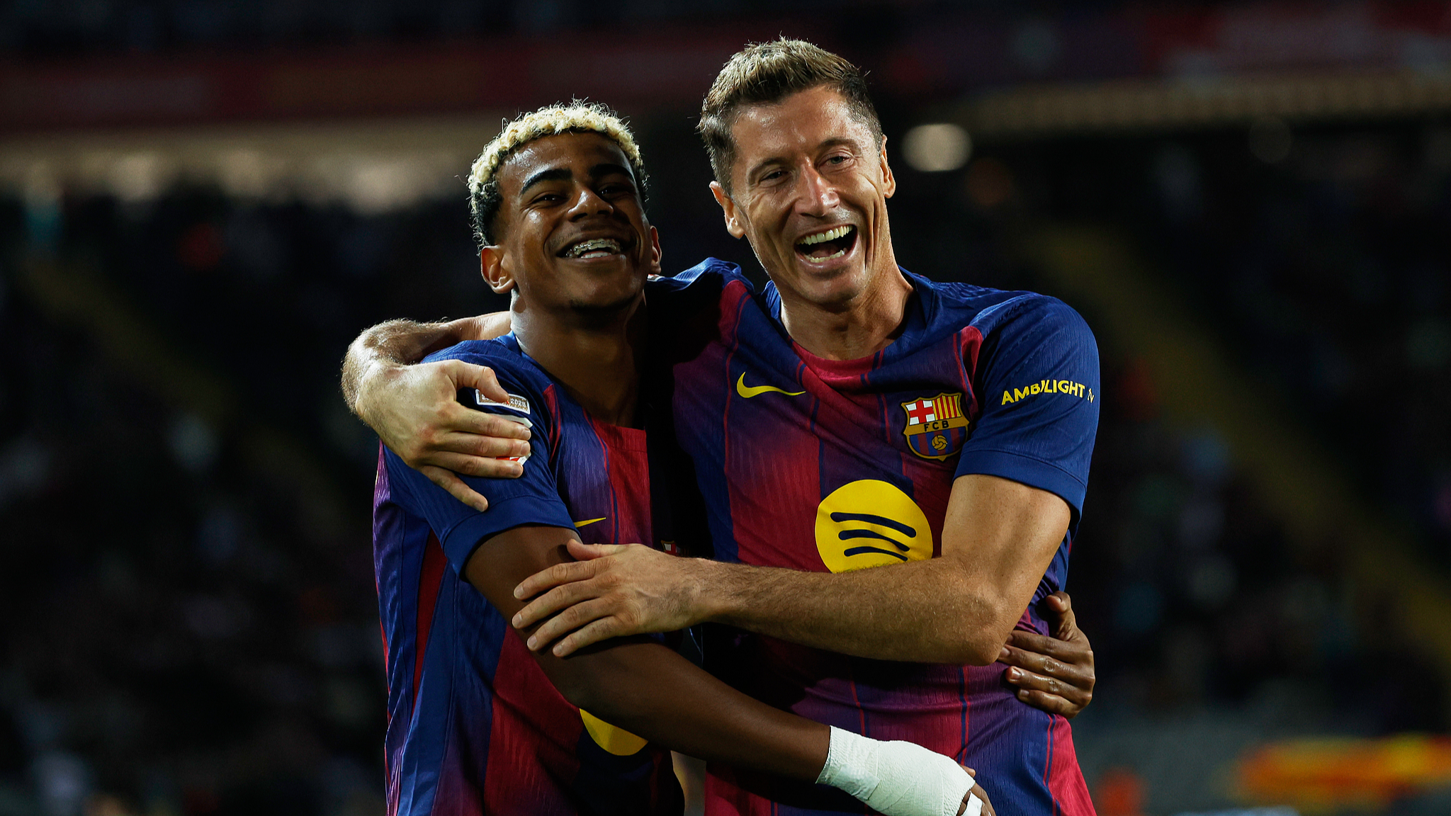 Barcelona's Robert Lewandowski (R) celebrates with Lamine Yamal during a 2-1 win over Real Sociedad in a Spanish La Liga match at the Lluís Companys Olympic Stadium in Barcelona, Spain, September 28, 2025. /VCG