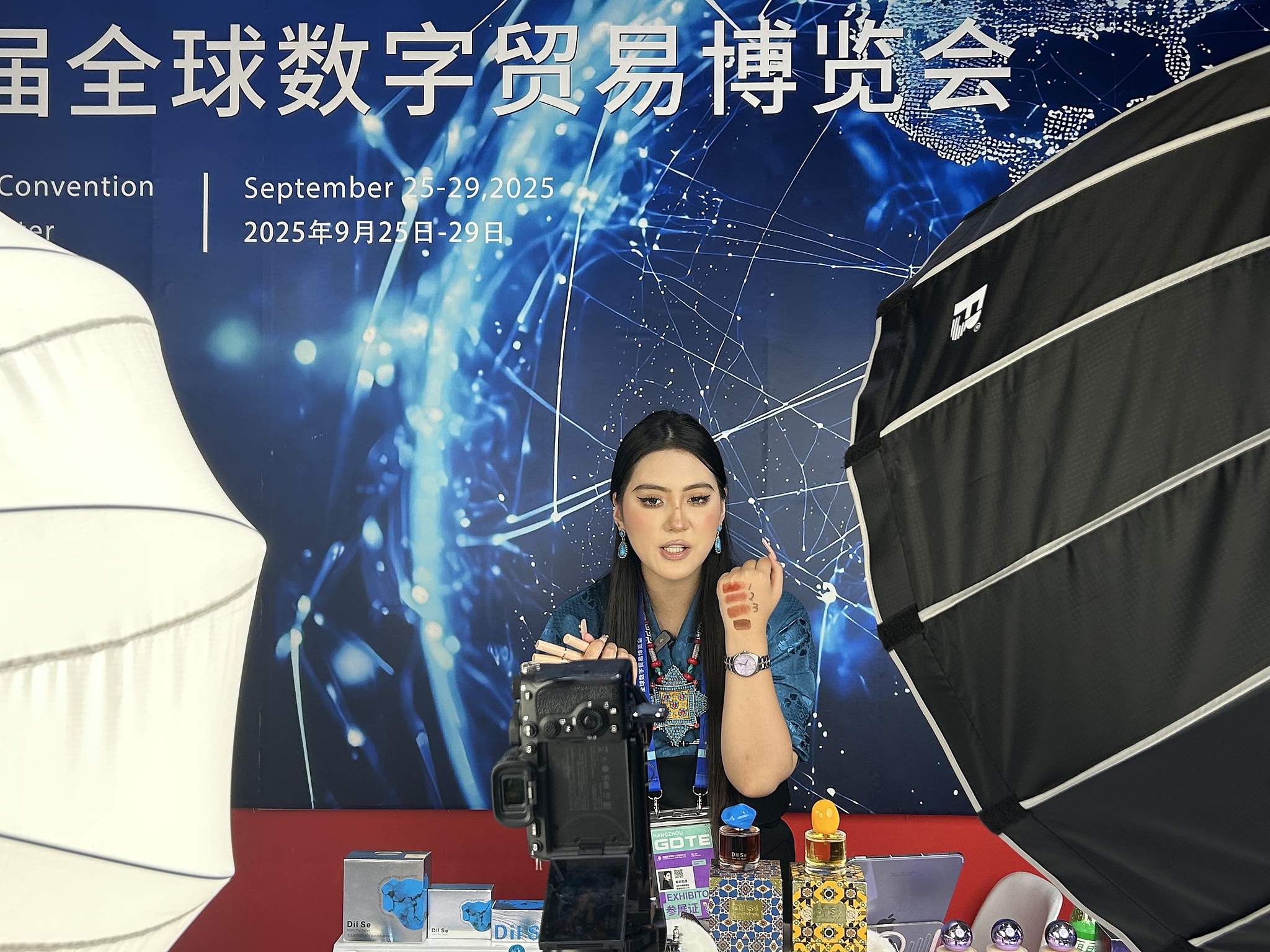 A staff member is conducting live-streaming sales at the 4th Global Digital Trade Expo in Hangzhou, Zhejiang Province. /VCG