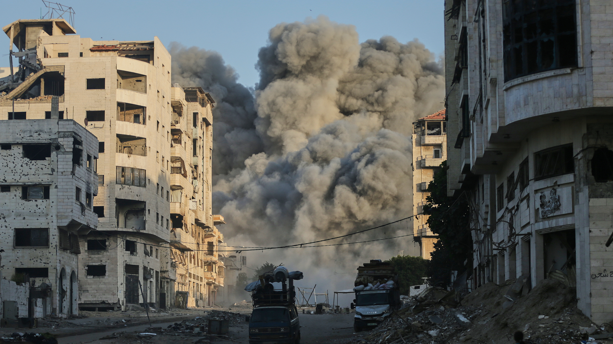 Smoke rises from an Israeli air strike on a high-rise building in Gaza City, September 28, 2025. /VCG