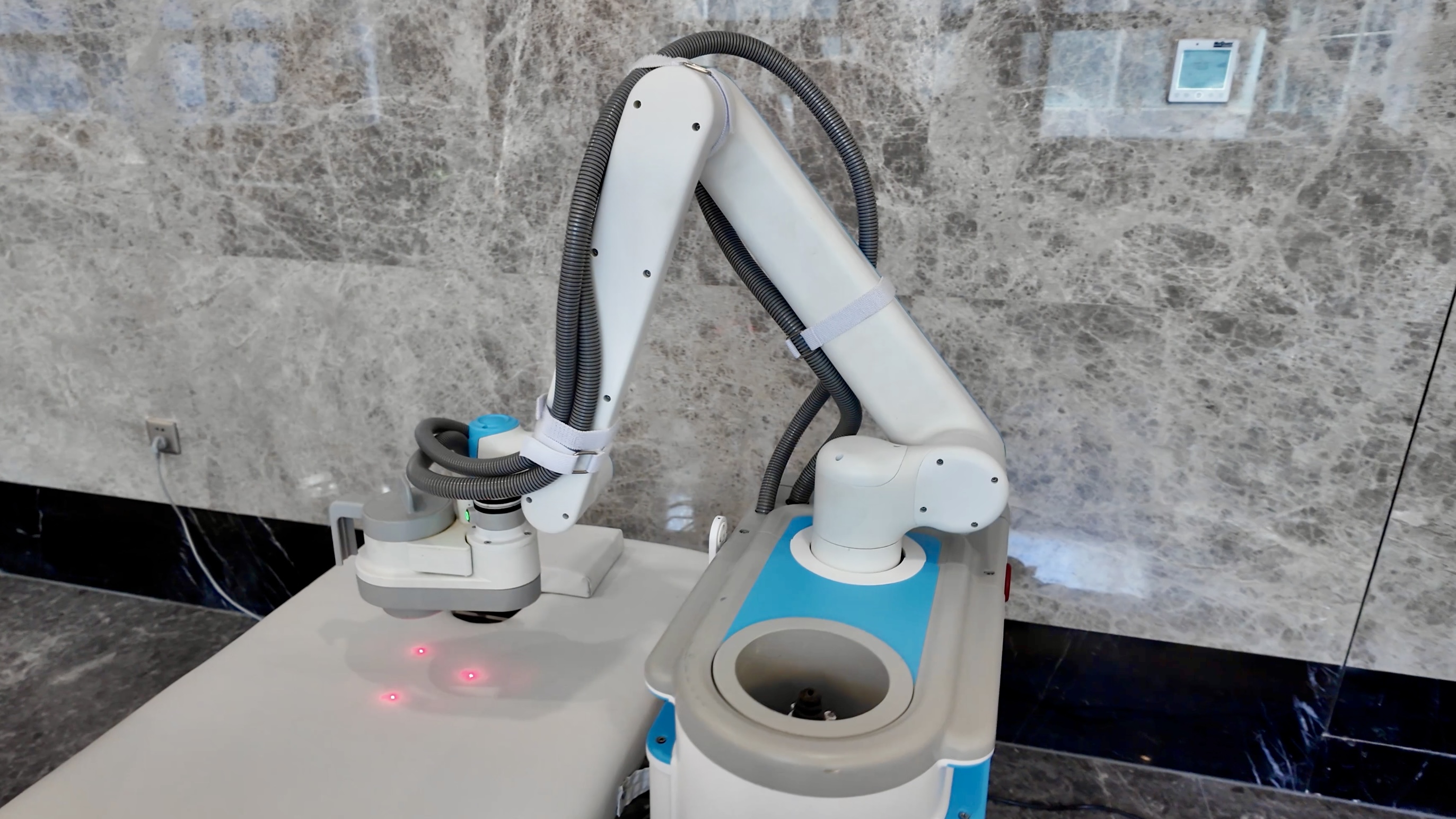 The moxibustion robot at the Sanya Hospital of TCM. /CGTN