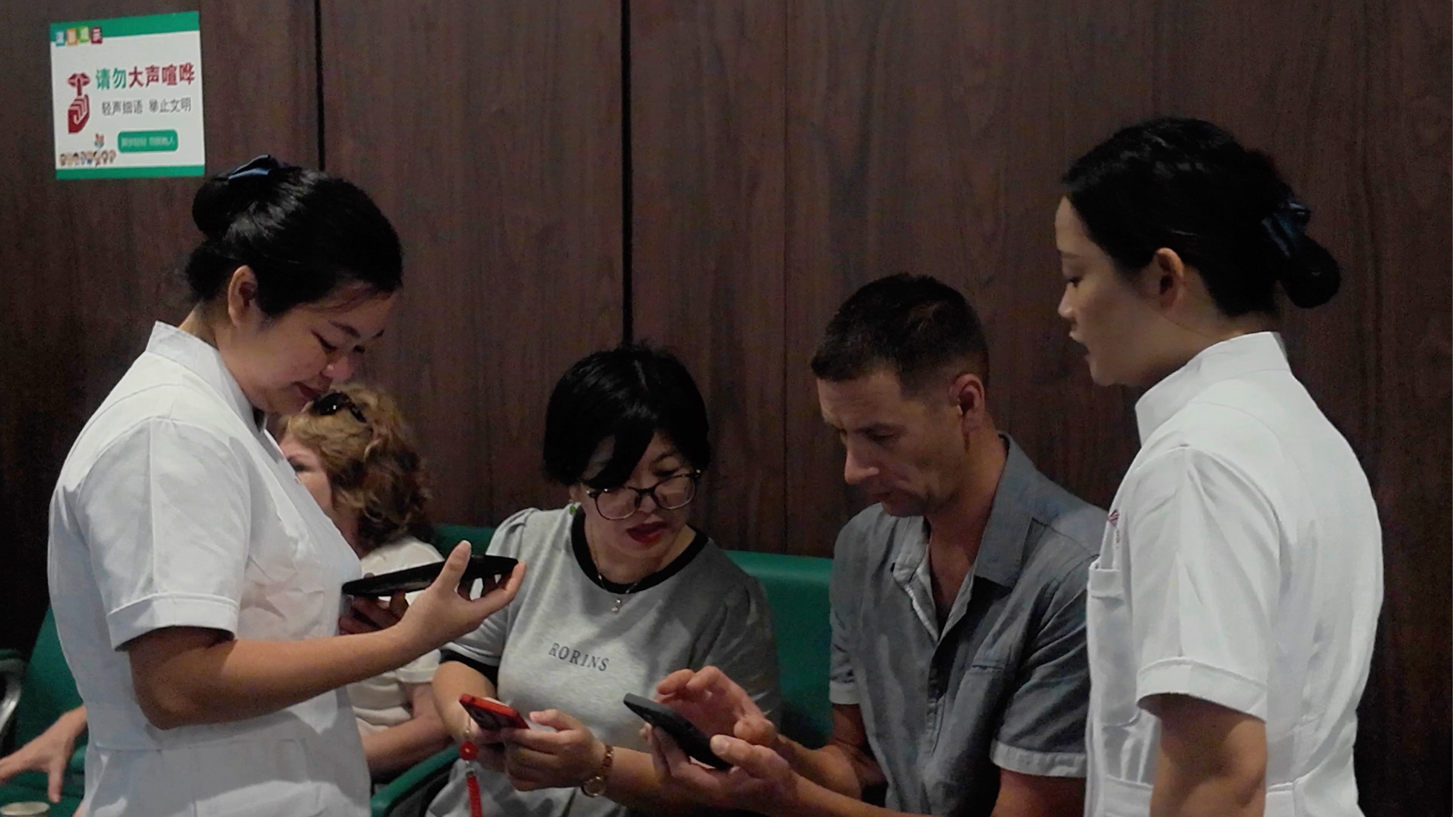 Doctors and a translator are helping an international guest at the sanatorium. /CGTN