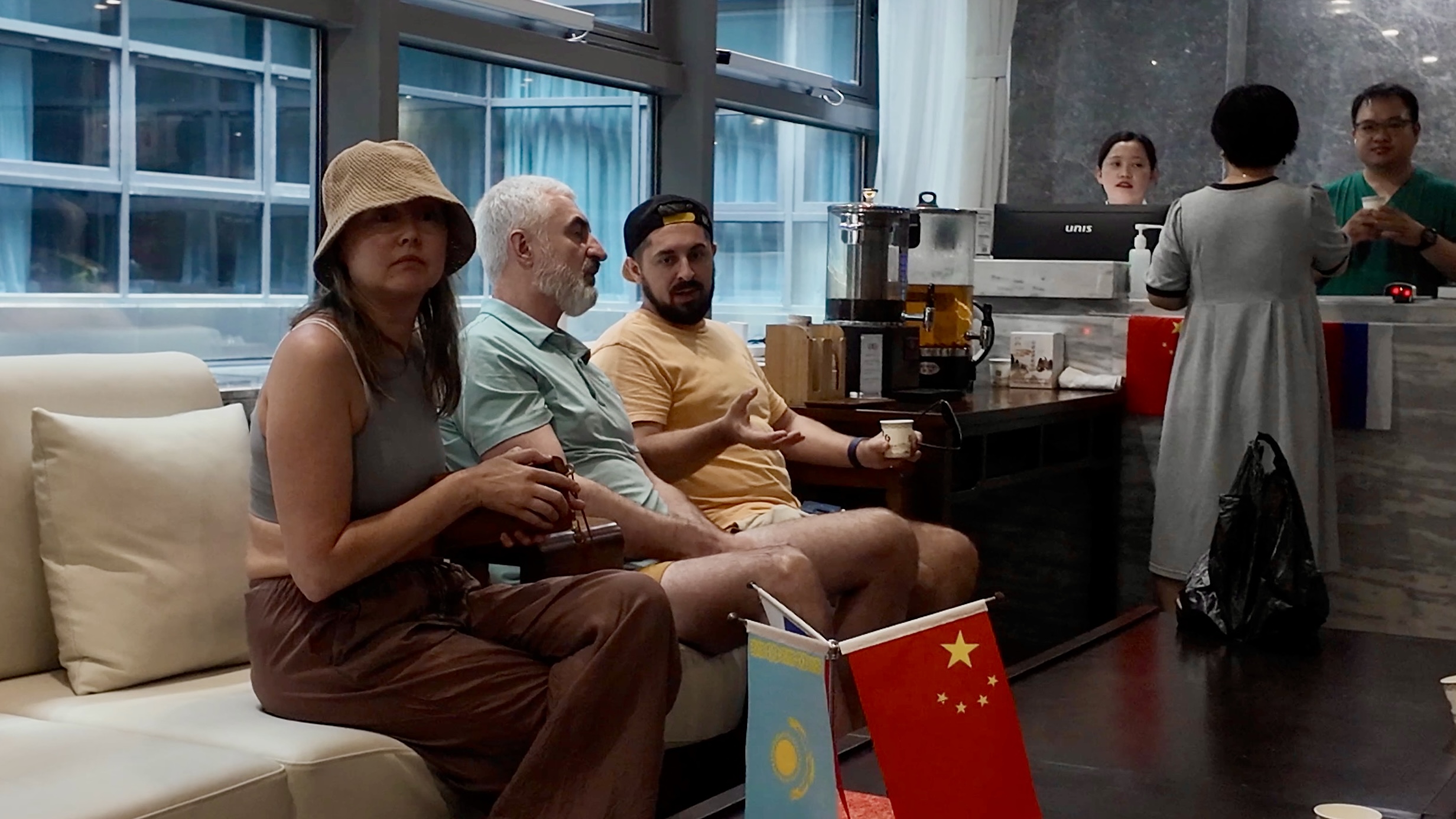 Aleksei and other guests are waiting for acupuncture therapy. /CGTN