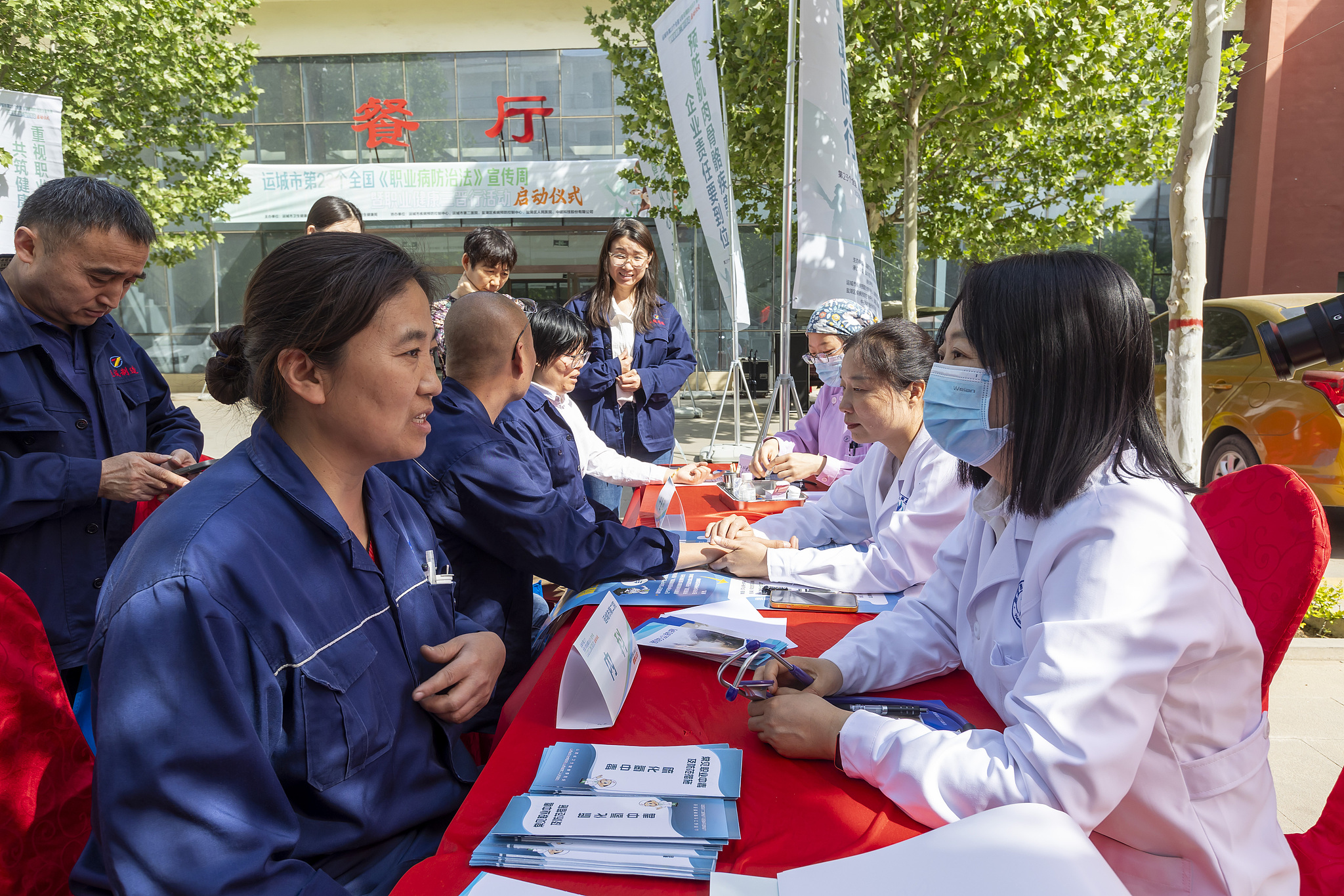 Medical staff provide free medical consultations for enterprise employees in Yuncheng City, Shanxi Province, north China, April 25, 2025. /VCG