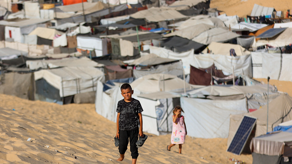 Children walk at a camp for displaced Palestinians in Khan Yunis in the southern Gaza Strip, September 29, 2025. /VCG