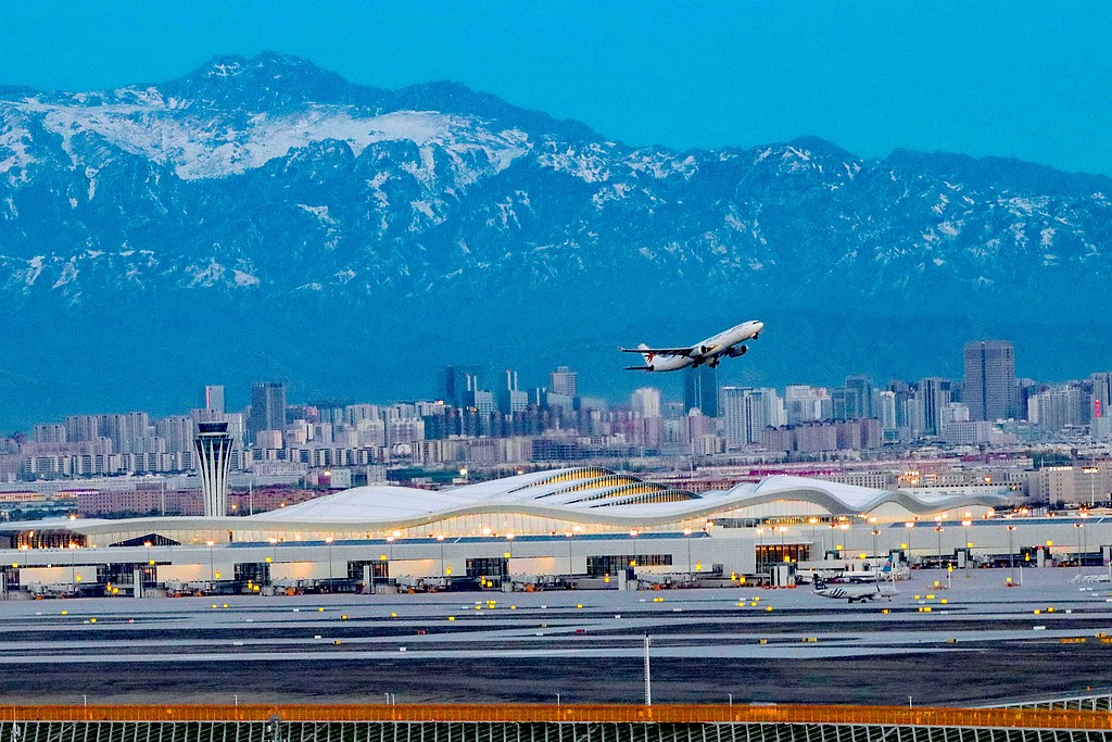 A passenger plane takes off from the north terminal area of Urumqi Tianshan International Airport in Urumqi, Xinjiang, April 17, 2025. /VCG 