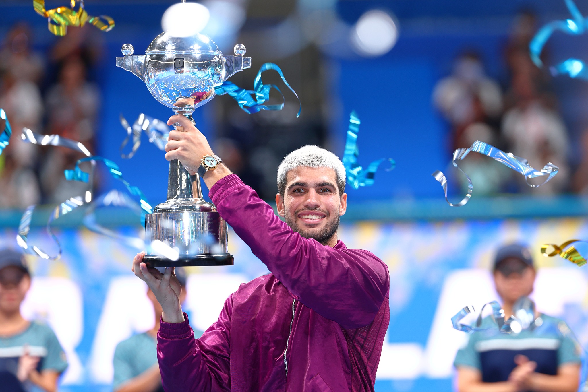Carlos Alcaraz of Spain holds the victor's trophy after winning the men's singles title at the ATP Japan Open at Ariake Coliseum in Tokyo, Japan, September 30, 2025. /VCG