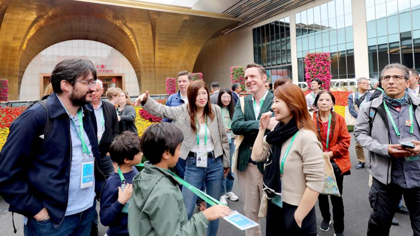 Foreign talents visit the pavilion of China during the seventh China International Import Expo in east China's Shanghai, November 9, 2024. /Xinhua