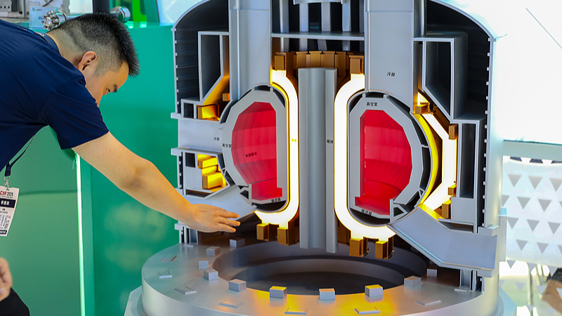 The 25th China International Industry Expo (CIIE) kicked off in Shanghai on September 26, 2025. During the expo, Shanghai Electric made an appearance and presented a model of controlled nuclear fusion. /VCG