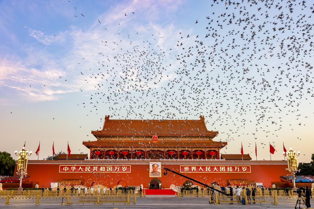 Birds fly above the Tiananmen Rostrum in Beijing as day breaks on October 1, 2025, the 76th anniversary of the founding of the People's Republic of China. /VCG