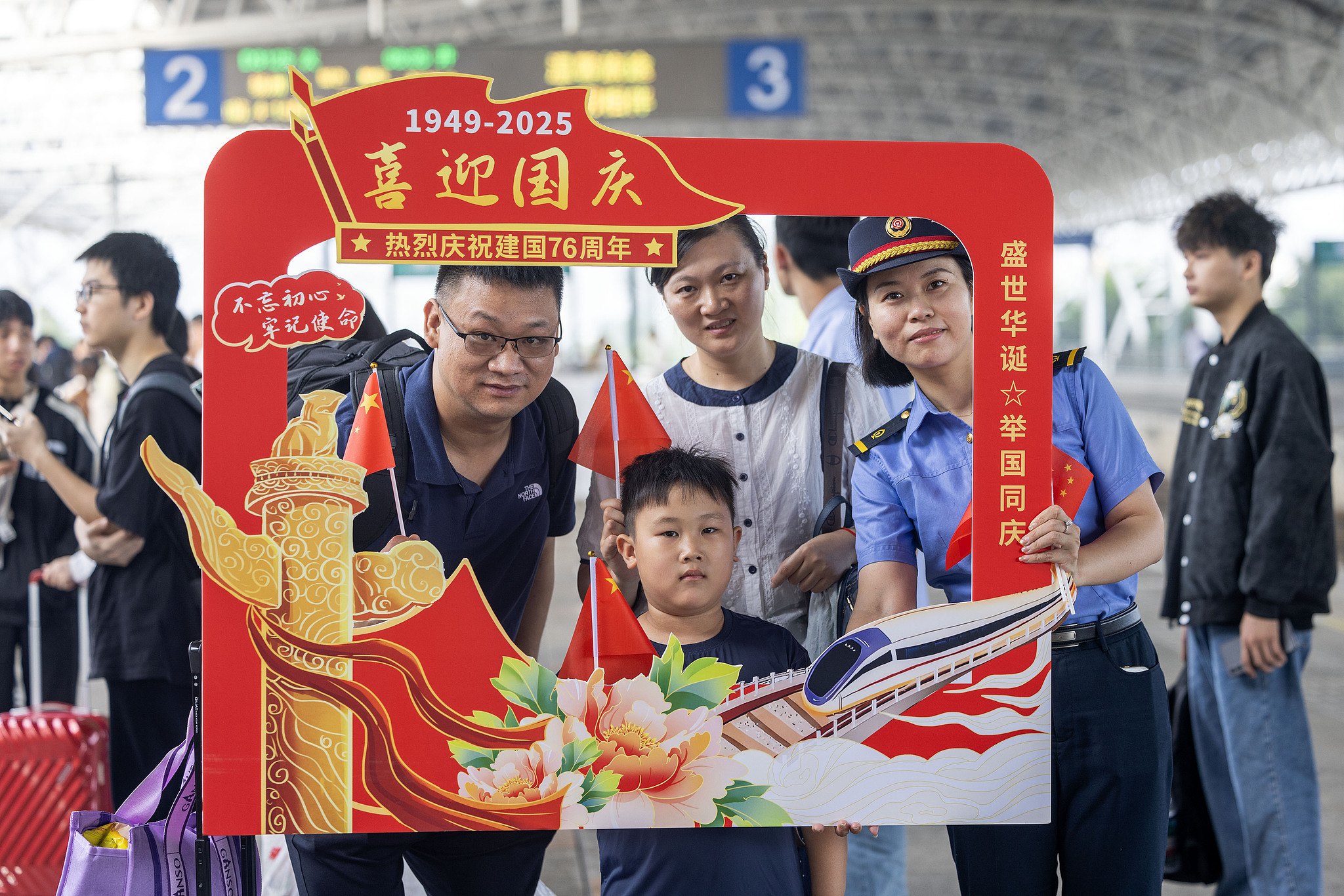 Passengers take a photo on the platform of Taizhou Railway Station in Taizhou, east China's Jiangsu Province, October 1, 2025. /VCG