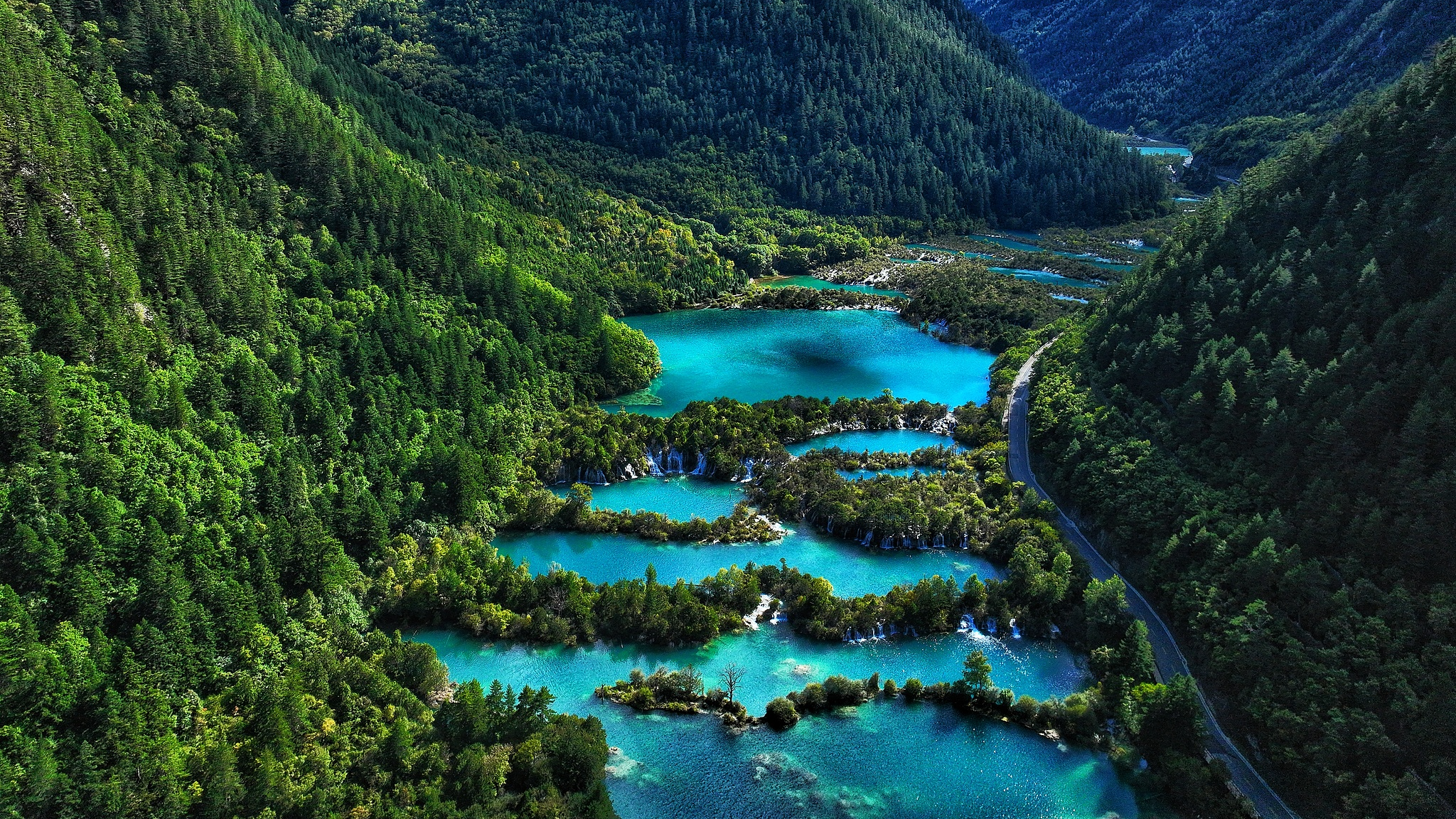 Live: Wandering through Shuzheng Valley's lakes and waterfalls