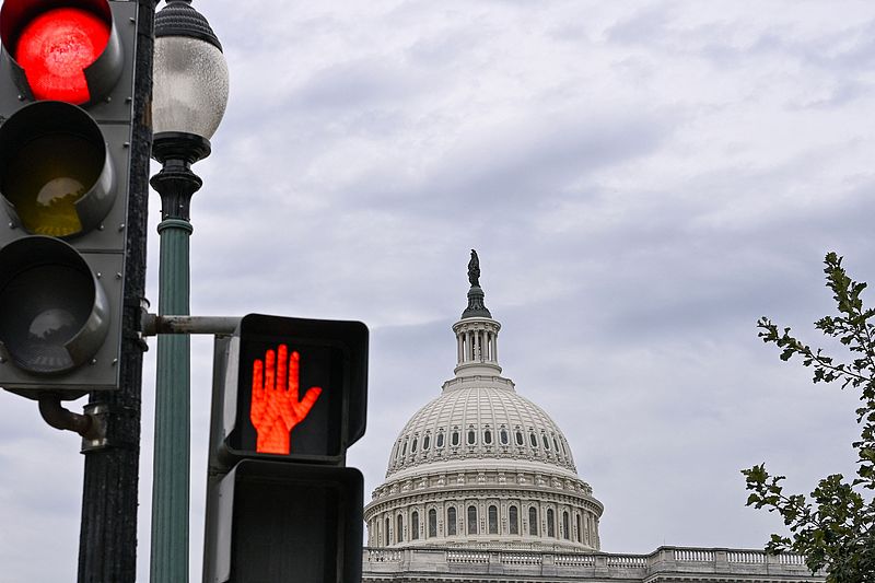 Traffic lights are seen in front of the US Capitol dome in Washington, DC, on September 30, 2025, hours before the United States government's first shutdown since 2019./VCG