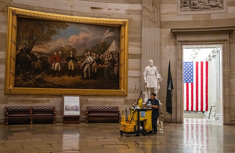 A member of the cleaning staff makes her way through the Rotunda on an empty US Capitol in Washington, DC, on September 30, 2025, hours before the partial government shutdown took effect./VCG