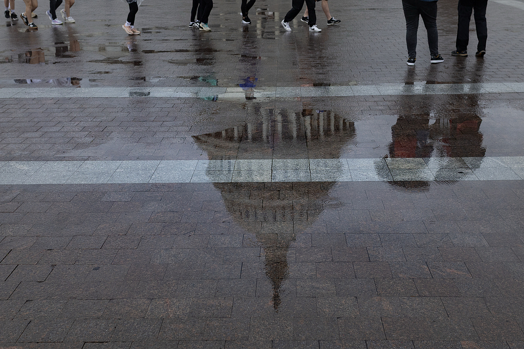 Visitors walk across the East Front Plaza as rain falls across the US Capitol Hill in Washington, DC, on May 13, 2025. /VCG