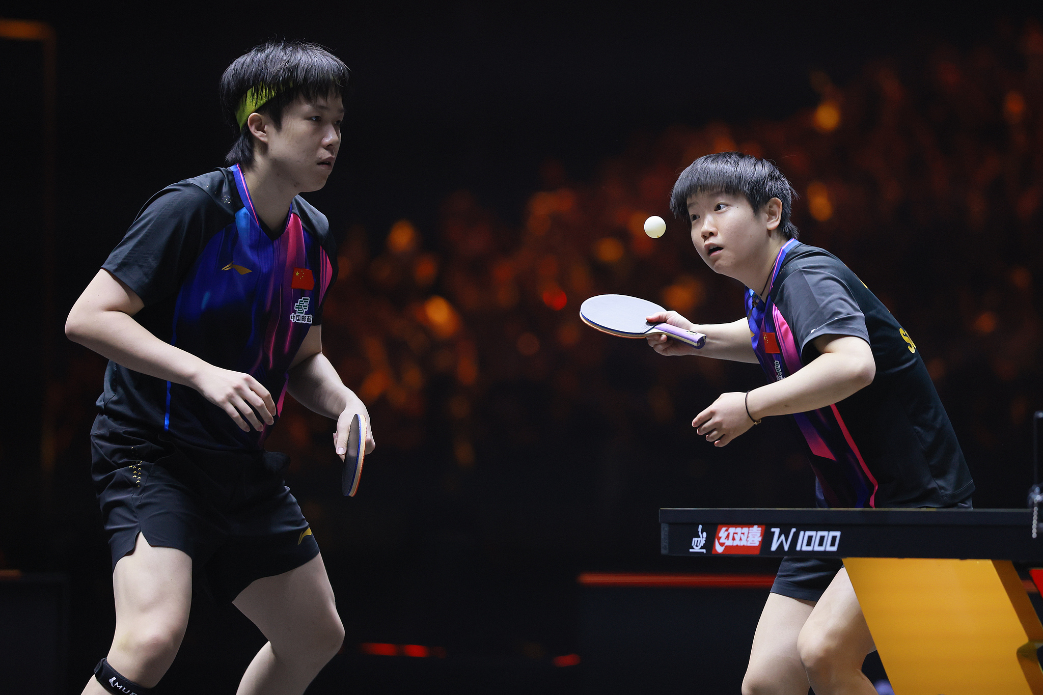 Sun Yingsha (R) and Wang Chuqin during the mixed doubles event of the WTT China Smash in Beijing, China, September 30, 2025. /VCG 
