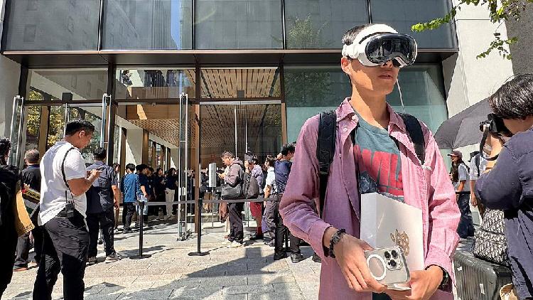 Apple halts Vision Pro overhaul to focus on AI glasses