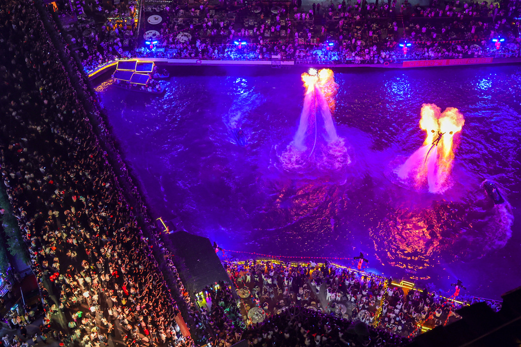 Molten iron fireworks performers on water jetpacks thrill crowds at Taihu Ancient Town in Huzhou, Zhejiang Province on China's National Day, October 1, 2025. /VCG
