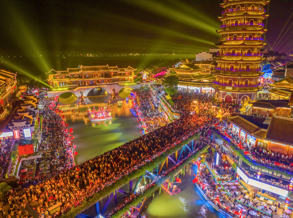 Large crowds are seen at Taihu Ancient Town in Huzhou, Zhejiang Province on China's National Day, October 1, 2025. /VCG