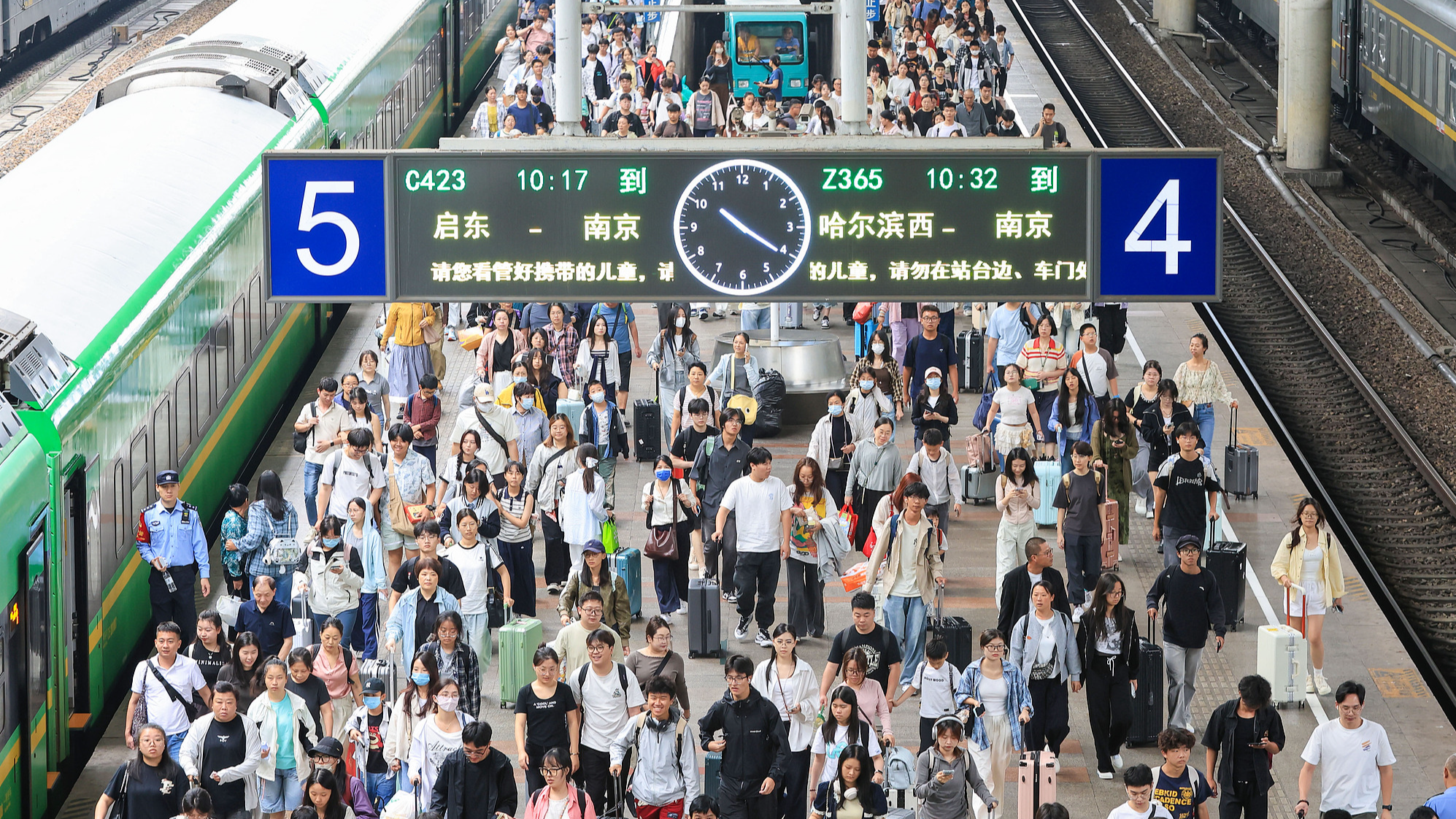 China's railway passenger trips hit record high on National Day