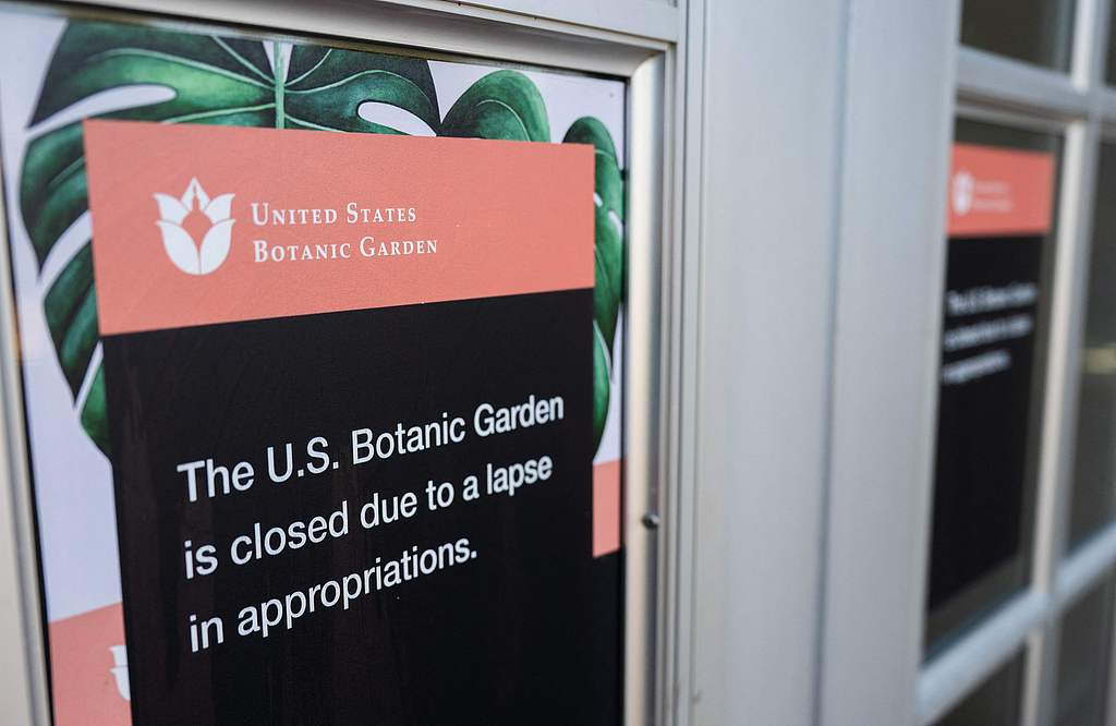 A sign at the Botanical Gardens, closed because of the Federal Government shutdown, Washington, DC, the United States, October 1, 2025. /VCG
