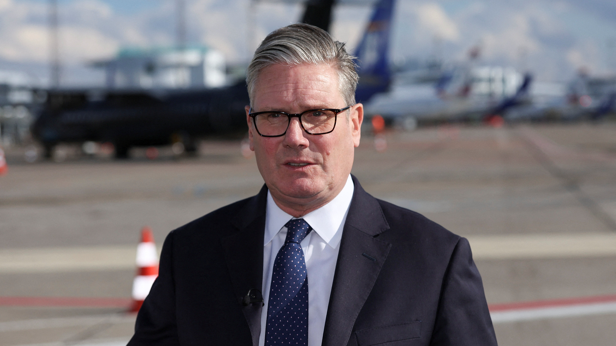 British Prime Minister Keir Starmer makes a statement about a stabbing incident in Manchester, England, after he left the European Political Community summit, at Copenhagen Airport, in Kastrup, Denmark, October 2, 2025. /VCG