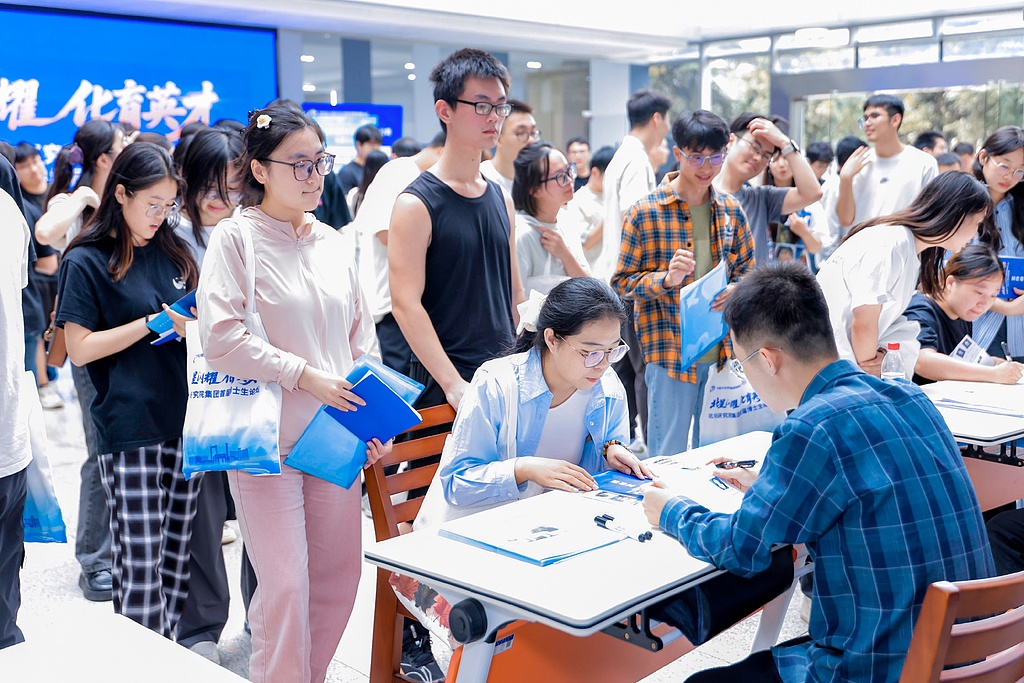 Graduates talking with recruiters at a job fair in east China's Jiangsu Province, September 9, 2025. /VCG 