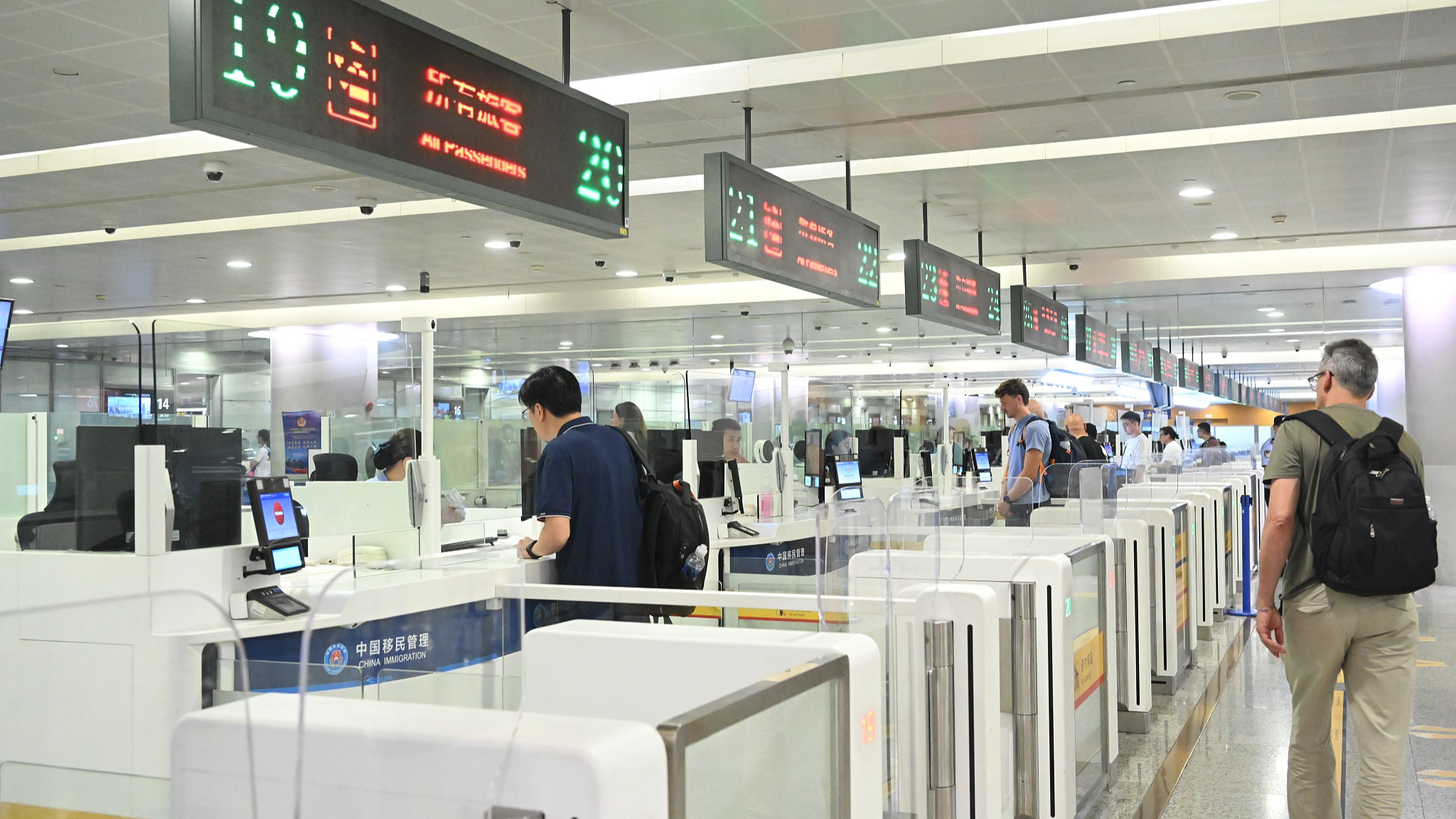 Shanghai Pudong International Airport sees a peak in inbound and outbound passenger traffic at border checkpoints, Shanghai, China, September 30, 2025. /VCG