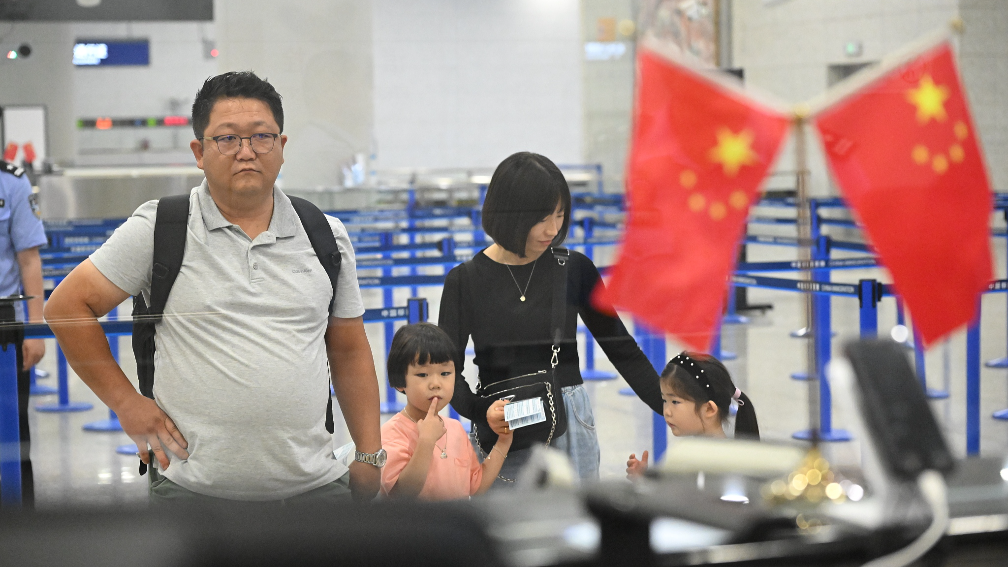 Shanghai Pudong International Airport sees a peak in inbound and outbound passenger traffic at border checkpoints, Shanghai, China, September 30, 2025. /VCG