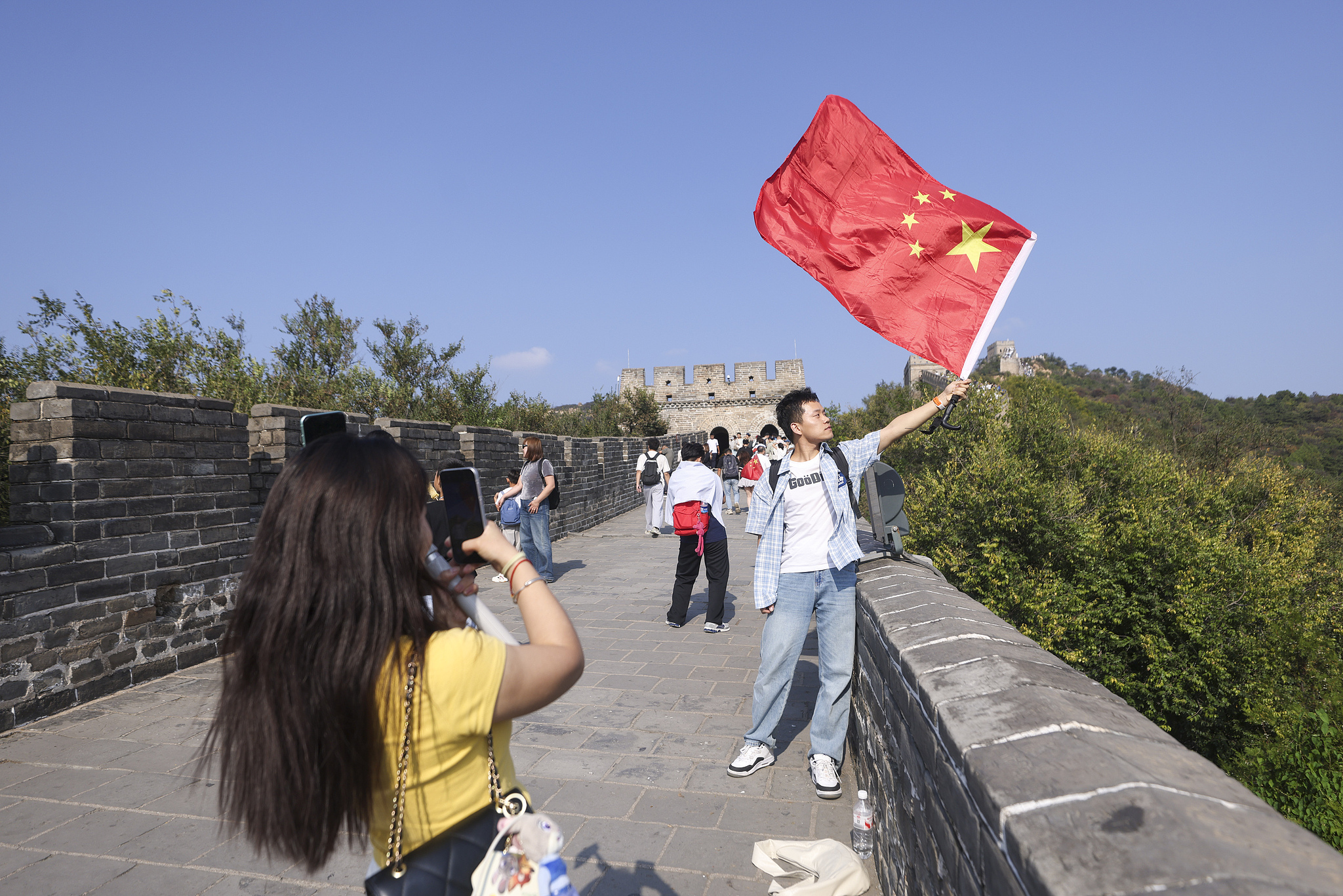 People visit the Great Wall in Beijing, China, October 2, 2025. /VCG