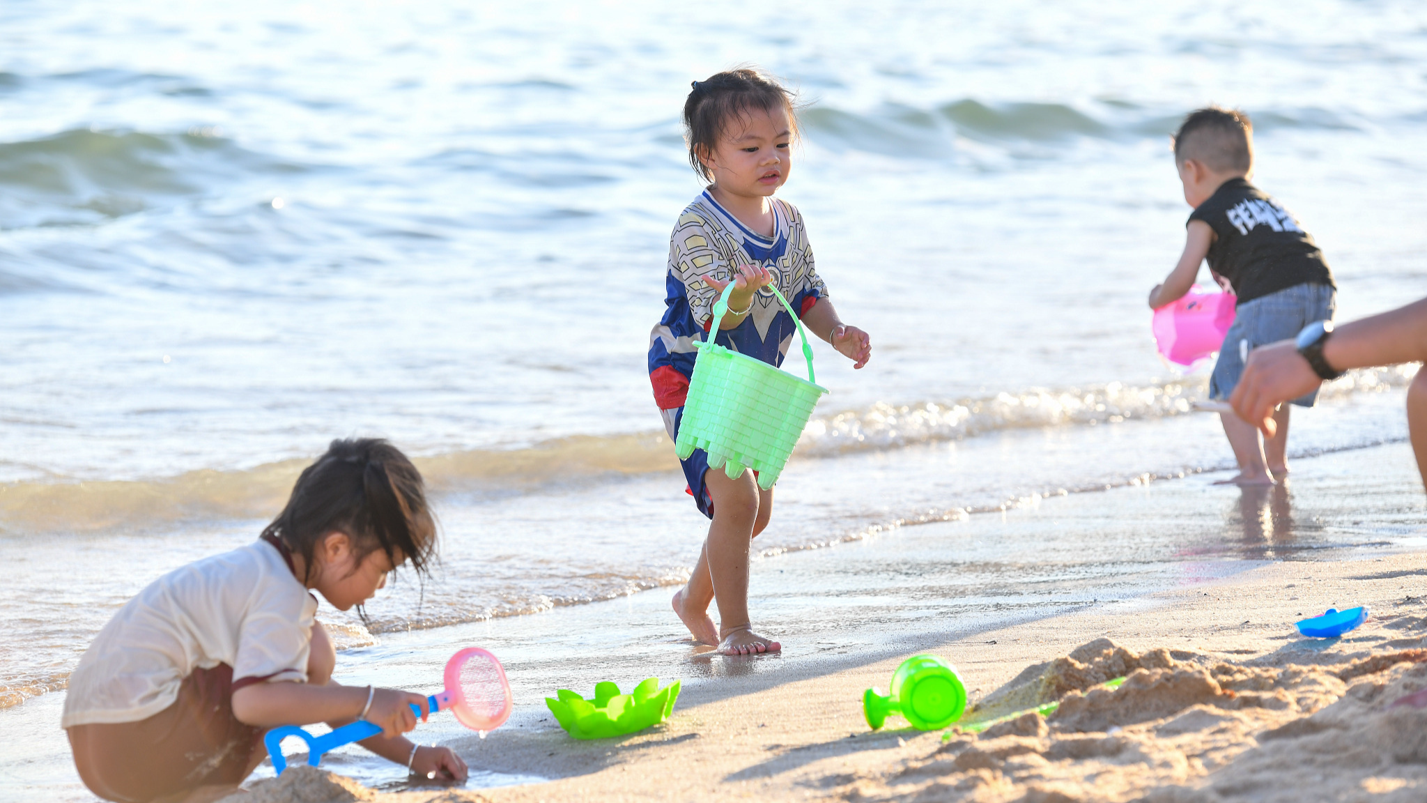 Kids enjoy the beach in Sanya, Hainan Province, China, October 3, 2025. /VCG