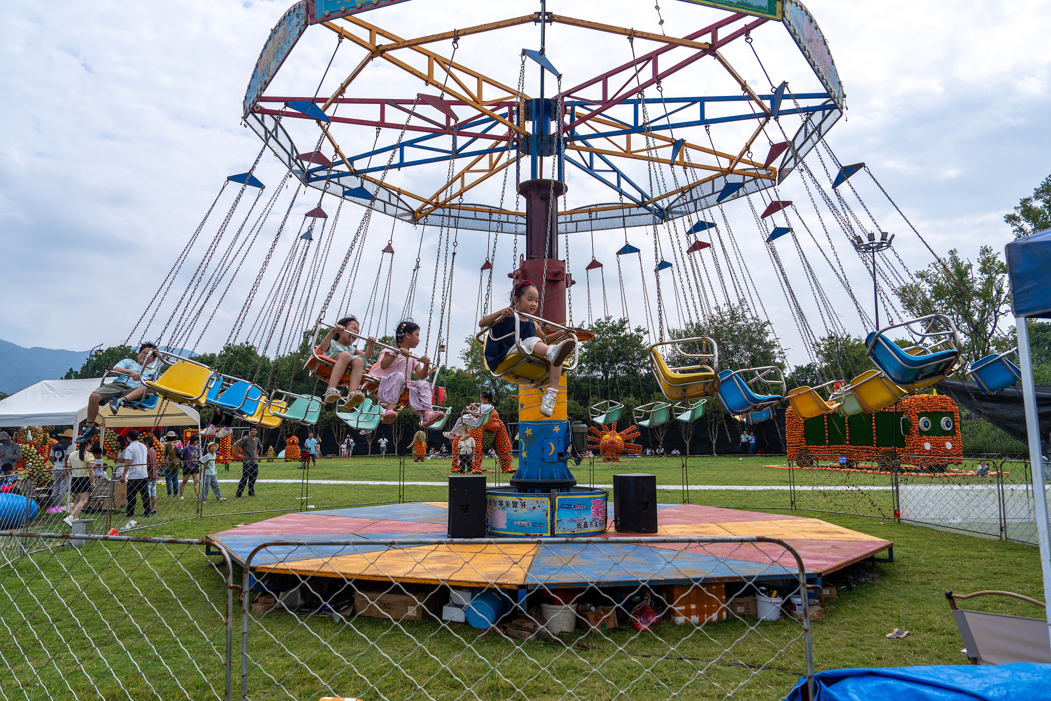People visit a park in Jinhua, Zhejiang Province, China, October 1, 2025. /VCG