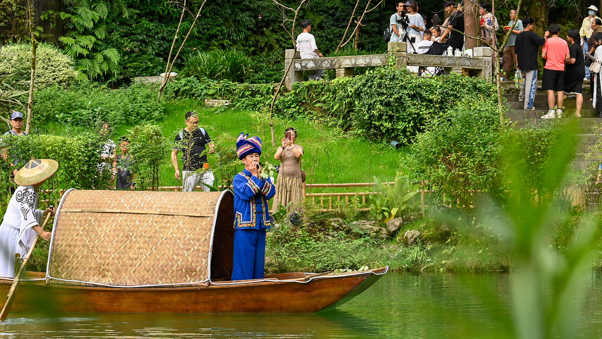 Tourists enjoy the folk music of Tujia ethnic group in Chongqing, China, October 2, 2025. /VCG