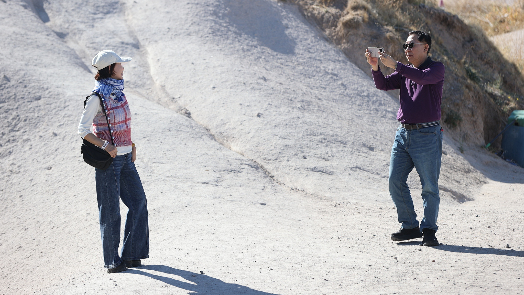 A Chinese couple take pictures in Nevsehir, Türkiye, October 2, 2025. /VCG