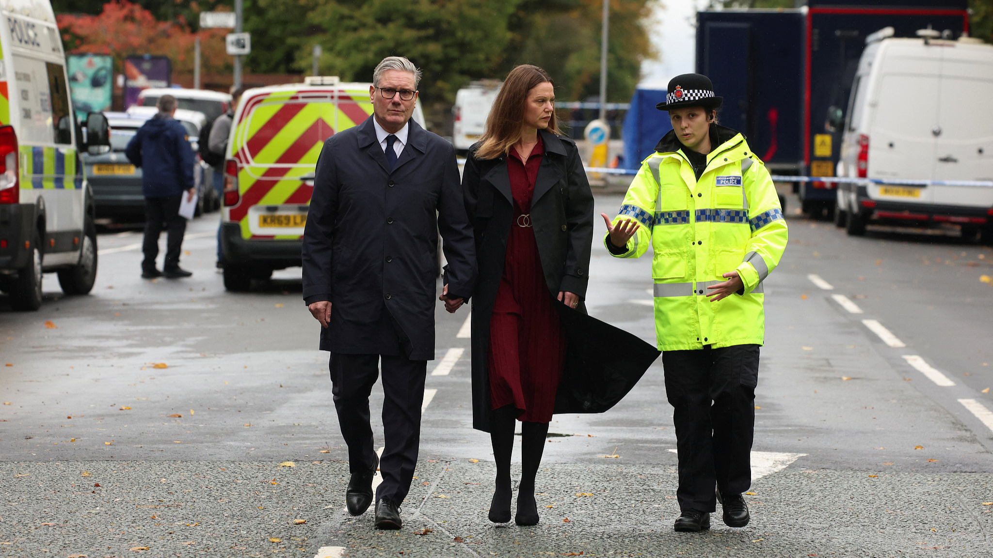 Britain's Prime Minister Keir Starmer and his wife Victoria Starmer visit the site of the Manchester synagogue attack, in north Manchester, England, October 3, 2025. /VCG