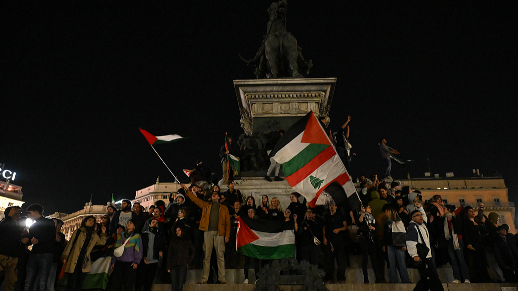 Pro-Palestinian demonstrators wave Palestinian flags in Piazza Duomo during a protest condemning the Israeli army's interception of the Global Sumud Flotilla in Milan, Italy, October 2, 2025. /VCG