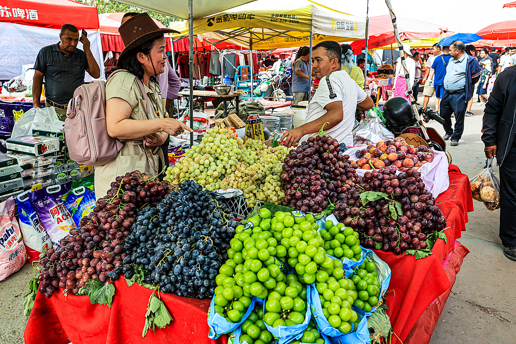 A woman purchases grapes in Kashgar, Xinjiang Uygur Autonomous Region, China, on September 7, 2025. /CFP