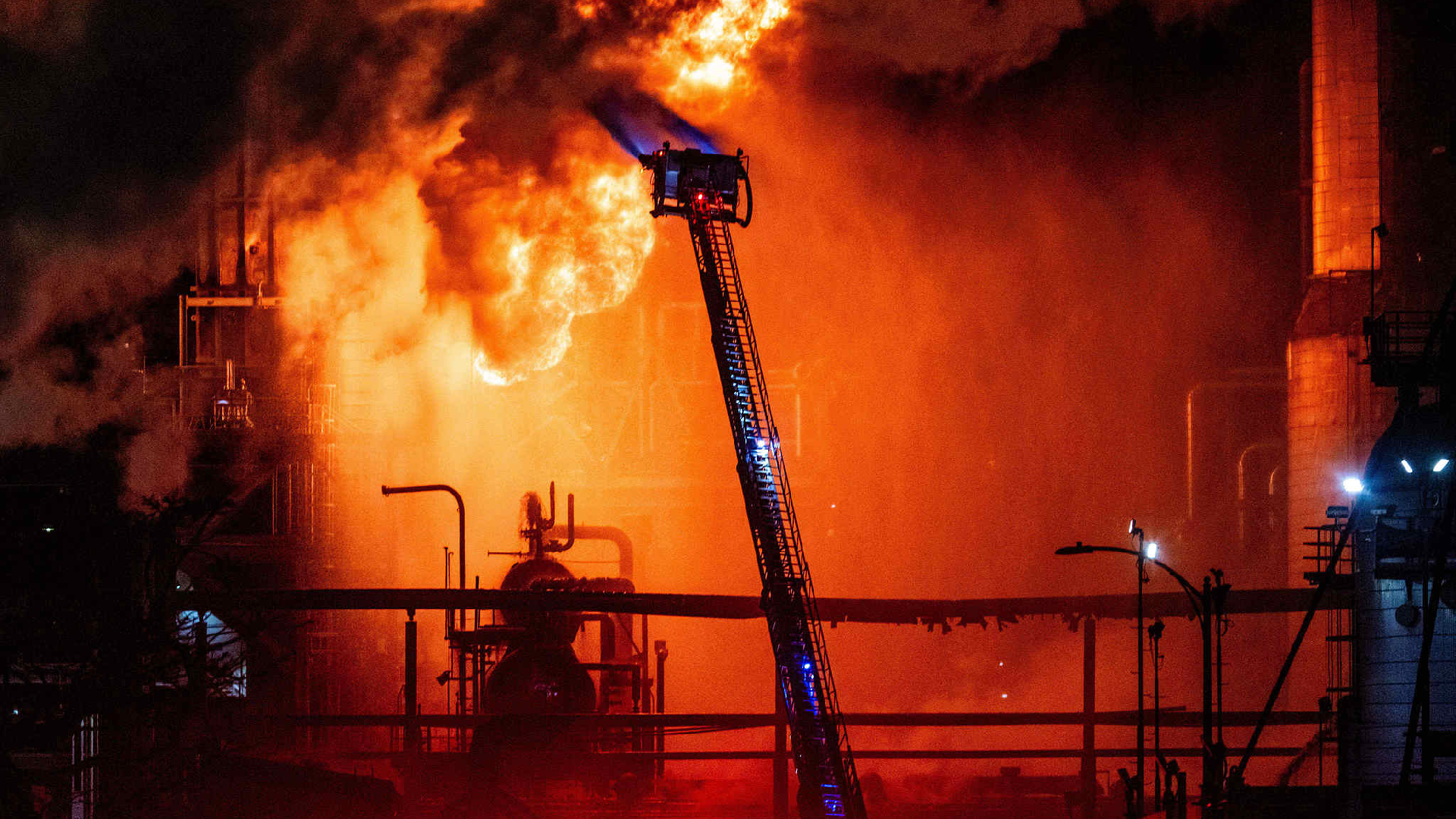 Massive fire erupts at Chevron refinery in Los Angeles - CGTN