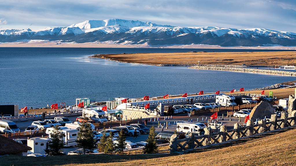 Snow-capped mountains form a picturesque view with Sayram Lake in the Bortala Mongolian Autonomous Prefecture in Xinjiang, October 3, 2025. /VCG