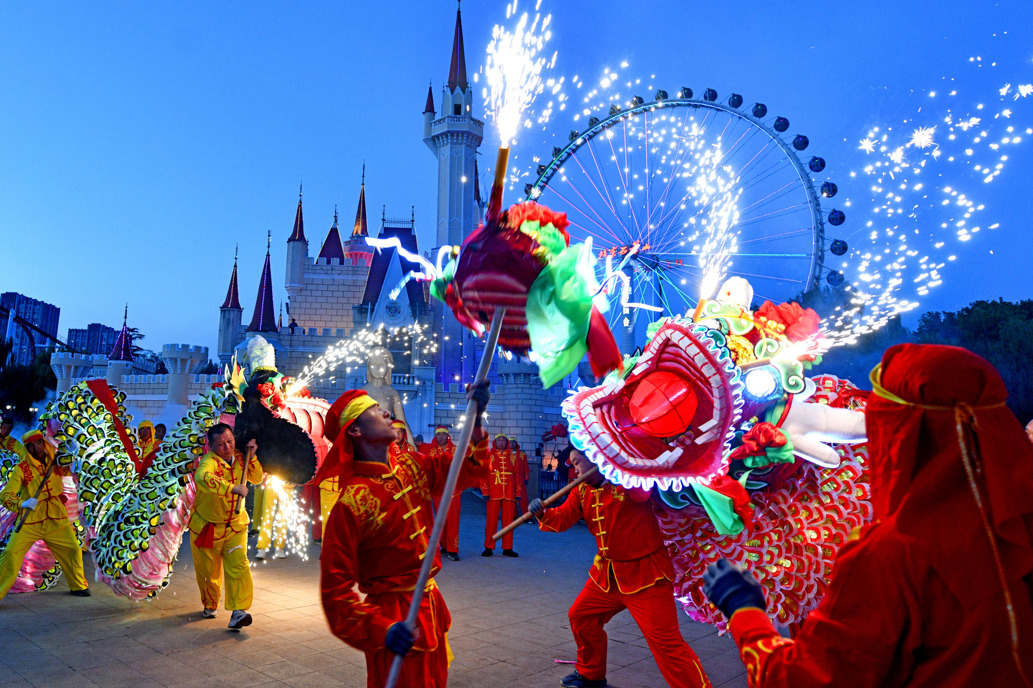 A folk paper dragon performance wows crowds at the Shijingshan Amusement Park in Beijing as part of the park's vibrant National Day holiday celebrations, October 3, 2025. /VCG
