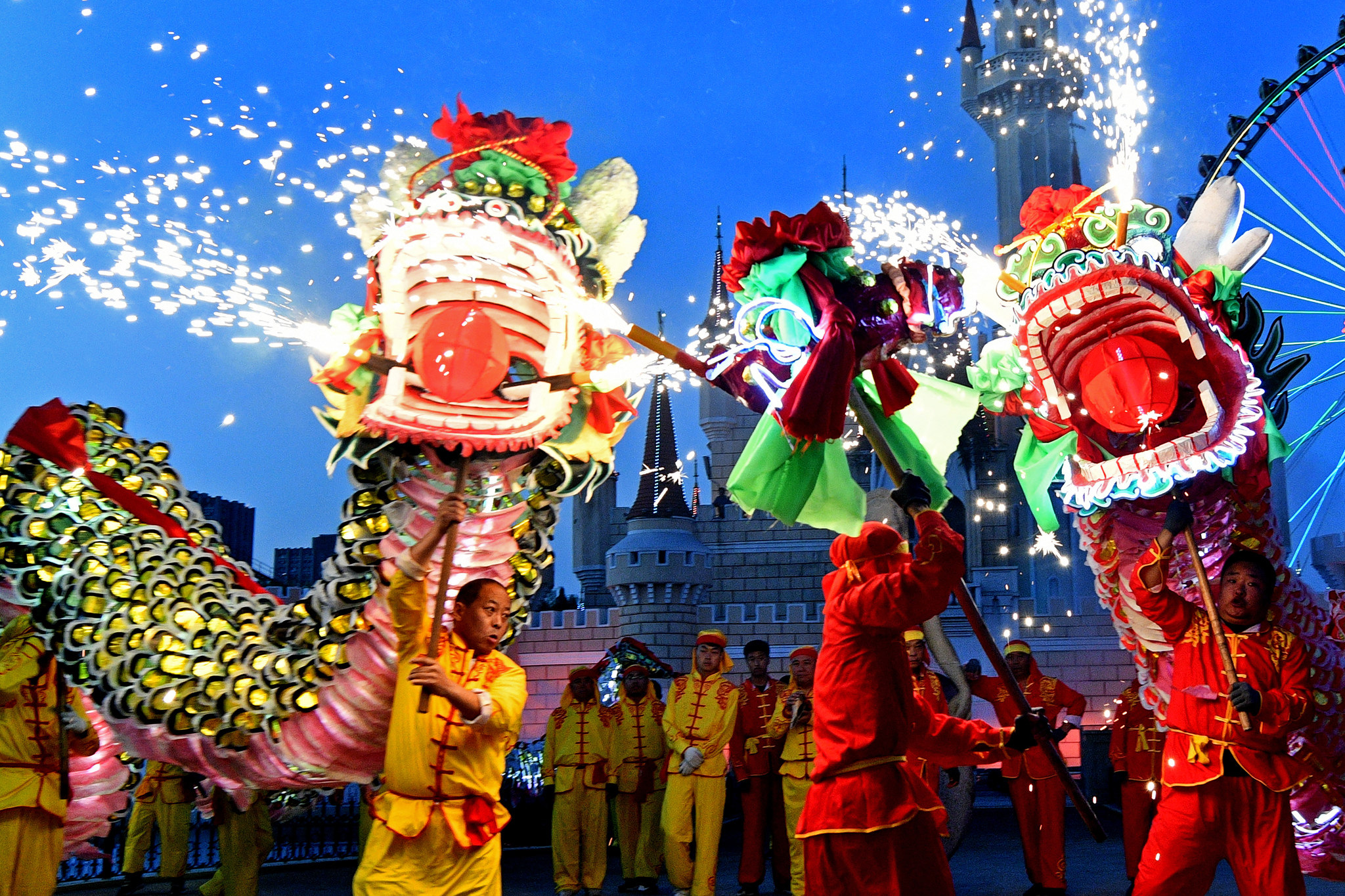 A folk paper dragon performance wows crowds at the Shijingshan Amusement Park in Beijing as part of the park's vibrant National Day holiday celebrations, October 3, 2025. /VCG