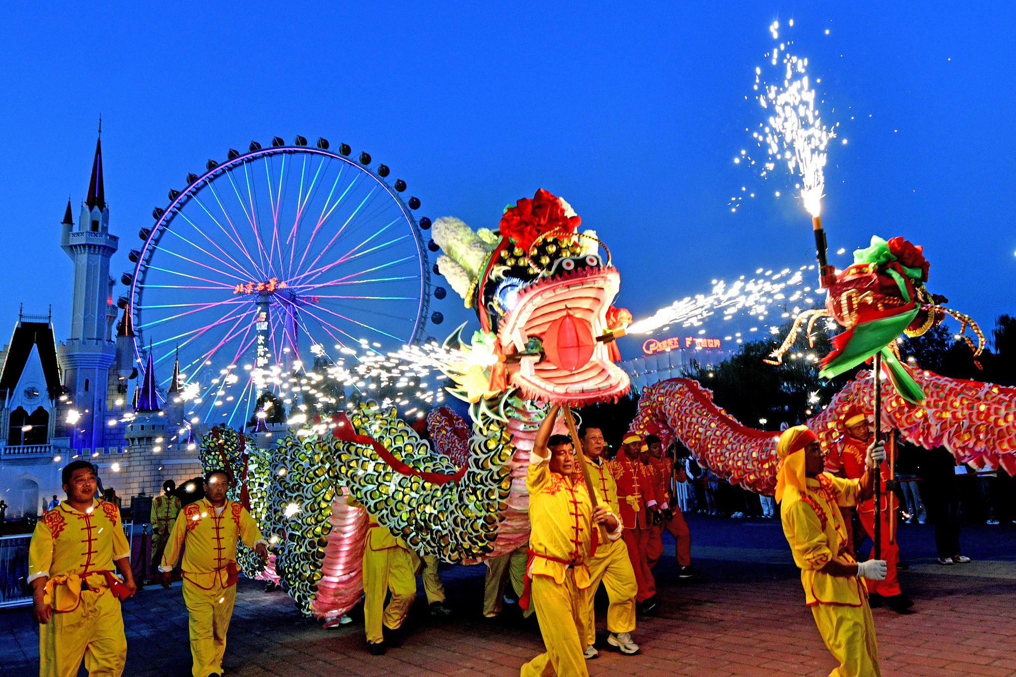 A folk paper dragon performance wows crowds at the Shijingshan Amusement Park in Beijing as part of the park's vibrant National Day holiday celebrations, October 3, 2025. /VCG