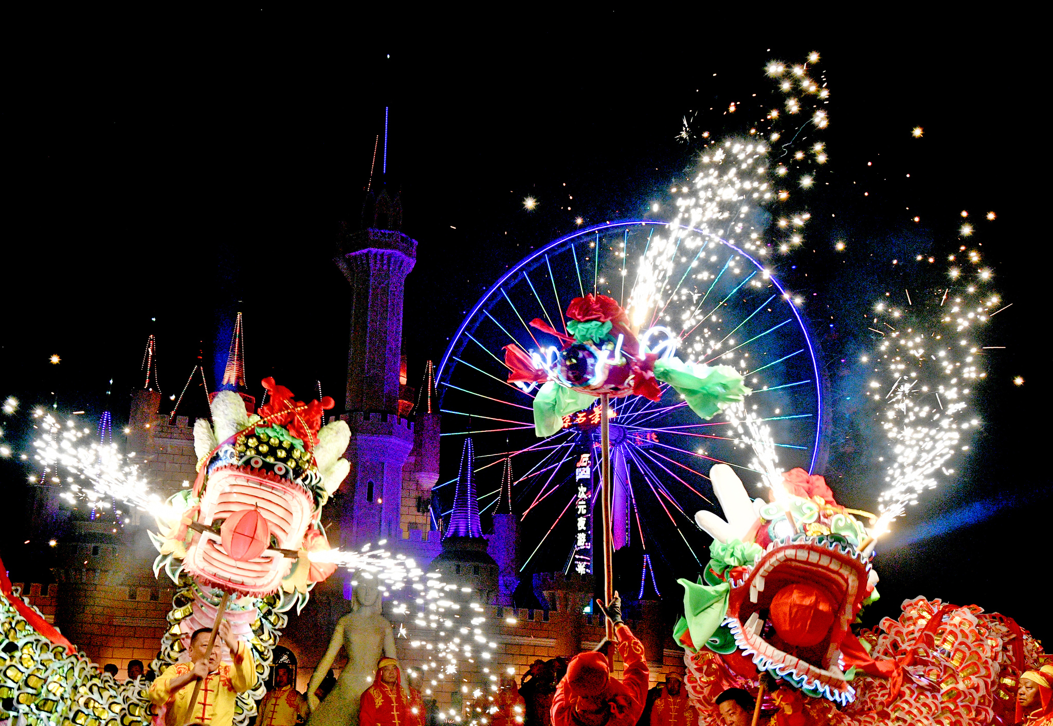 A folk paper dragon performance wows crowds at the Shijingshan Amusement Park in Beijing as part of the park's vibrant National Day holiday celebrations, October 3, 2025. /VCG