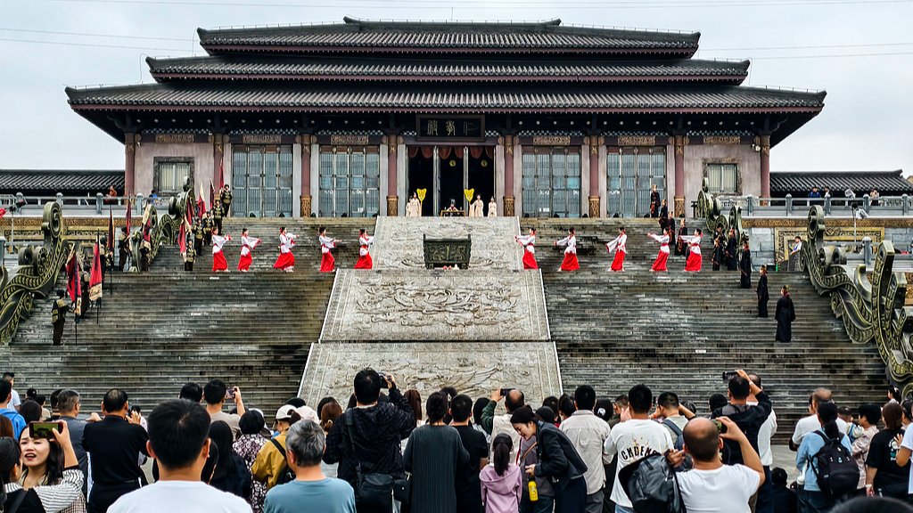 People watch traditional performances in a historic town in Linyi, Shandong, China, October 3, 2025. /VCG