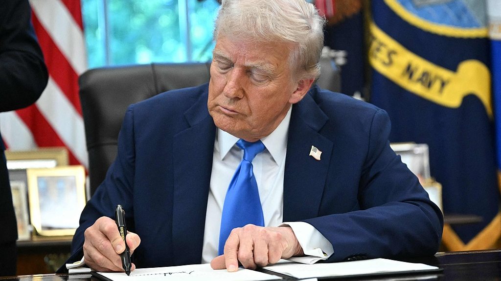 U.S. President Donald Trump signs an executive order in the Oval Office at the White House, Washington, D.C., U.S., September 19, 2025. /VCG