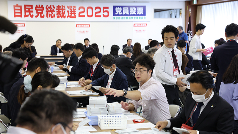 Tokyo branch of Japan's ruling Liberal Democratic Party (LDP) officials count votes cast by party members for the LDP presidential election at LDP headquarters in Chiyoda Ward, Tokyo, Japan, October 4, 2025. /VCG